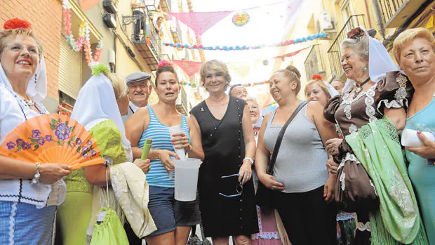 Esperanza Aguirre pasea ayer por Lavapiés con un grupo de vecinos vestidos con trajes típicos