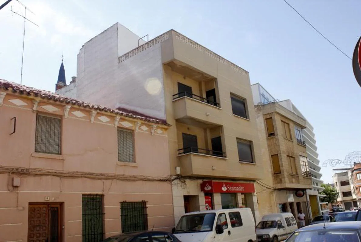 La vivienda en la que residía la familia (segundo piso del bloque del centro) se ubica en una de las calles principales de Quintanar del Rey