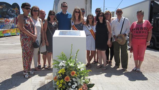 El alcalde de Villacañas y miembros de la coorporación municipal con las reinas de las rinden un homenaje a los jóvenes fallecidos el 9 de agosto de 2011