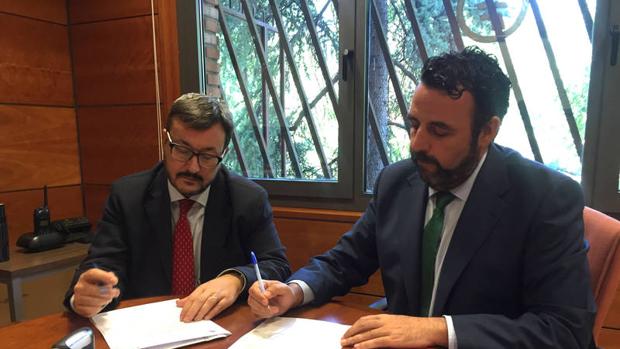 El alcalde de Azuqueca, José Luis Blanco, ha firmado el convenio con el jefe provincial de Tráfico, Francisco de la Alas-Pumariño