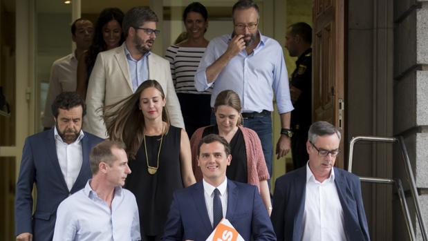 Albert Rivera acompañado por los miembros de su equipo