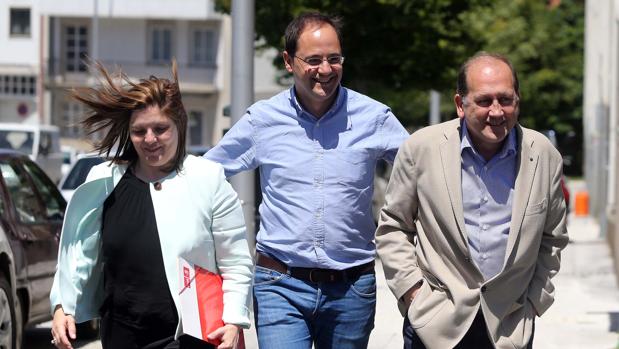 César Luena, secretario de Organización del PSOE, junto a Pilar Cancela y a Fernández Leiceaga