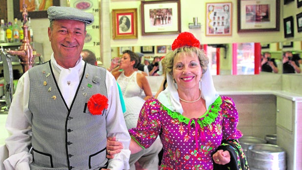 Una pareja de chulapos posa en una taberna madrileña para celebrar a La Paloma