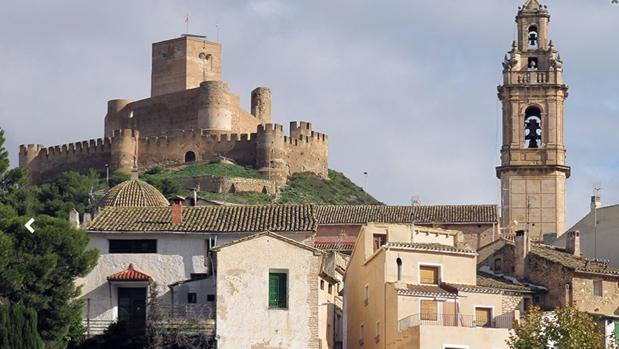 Panorámica del castillo, el campanario y casas de Biar.