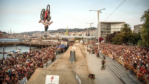 Una de las demostraciones acrobáticas de las pasadas ediciones del festival vigués