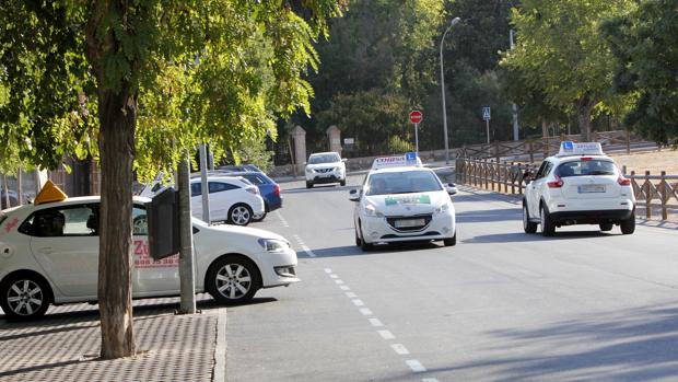 Coches de autoescuela durante las prácticas en la ciudad de Toledo