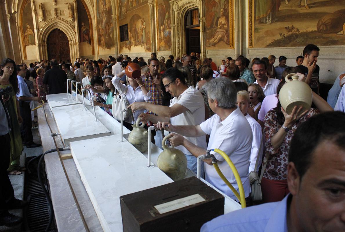 Cientos de toledanos renuevan en el Claustro de la catedral primada la tradición del «Agua de la Virgen»