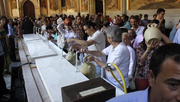Cientos de toledanos renuevan en el Claustro de la catedral primada la tradición del «Agua de la Virgen»