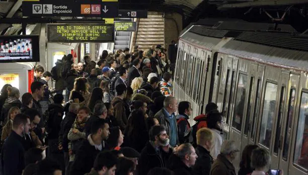 Aglomeración de pasajeros en la estación de la Plaza de España del Metro de Barcelona