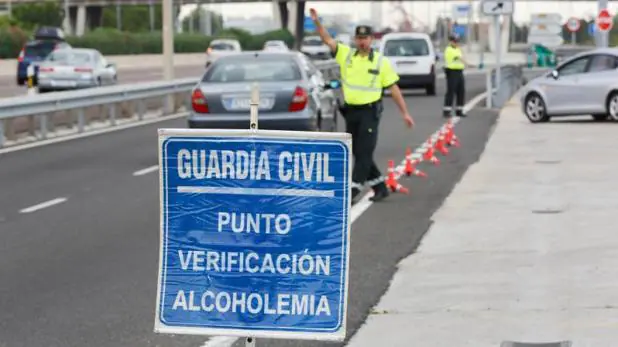 Controles de alcoholemia de la Guardia Civil en Valencia este verano.