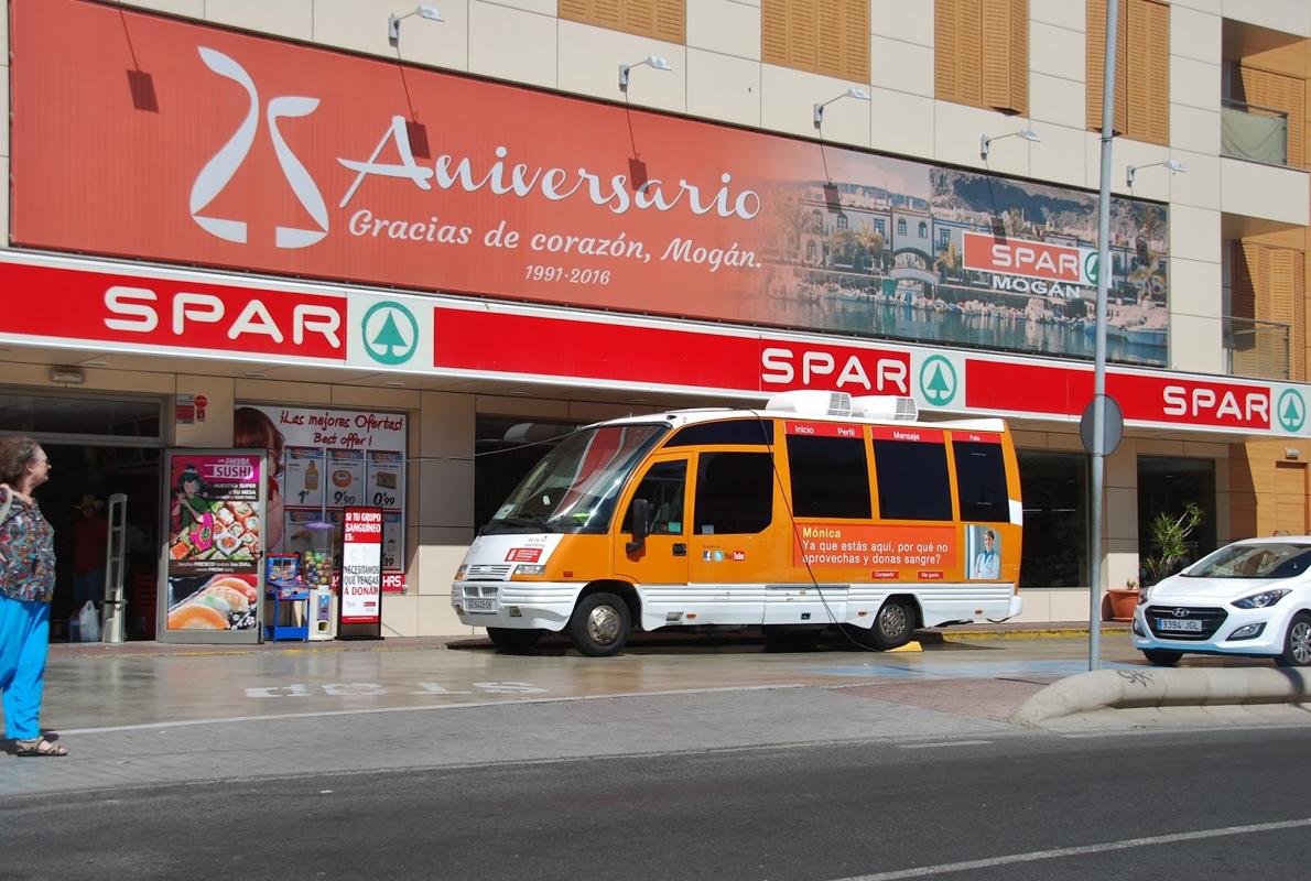 Unidad móvil de captación de sangre ante un supermercado en zona turística de Gran Canaria