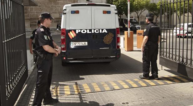 Furgón en el Parlamento andaluz con Francisco Javier Guerrero, encarcelado por la trama de los ERE