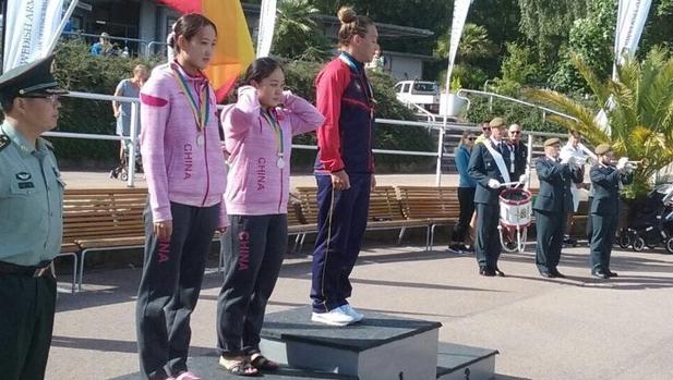 Maria Luengas en el podio del Campeonato Mundial Militar de Salvamento