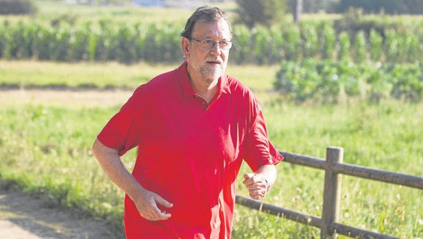 Rajoy, ayer, al finalizar su paseo por la Ruta de la Piedra y del Agua, de Pontevedra