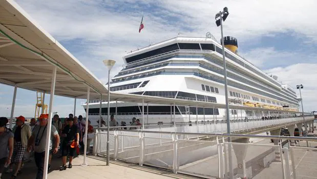 Imagen de archivo de la llegada de un crucero al puerto de Valencia