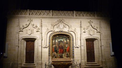 Las sombras le dan otro aspecto a las tallas de la catedral zamorana