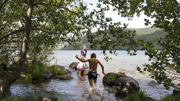 El lago Sanabria y sus zonas aptas para el baño forman parte de una de las cuatro rutas