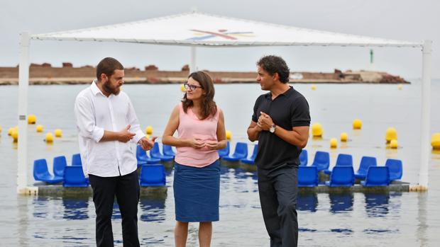 Imagen de Monica Oltra (centro) junto a francesc Colomer (derecha) tomada esta mañana en la playa de la Pobla de Farnals