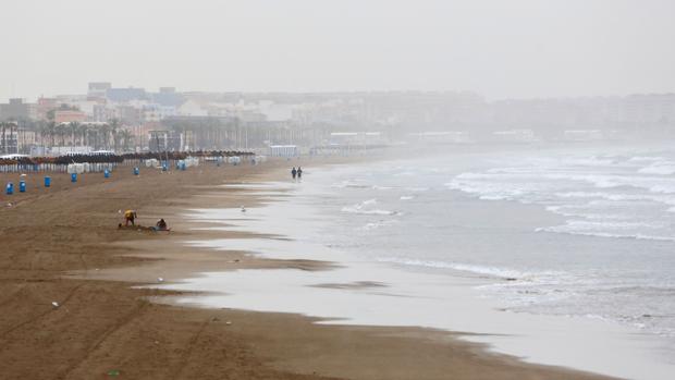 Imagen de archivo de la playa de la Malvarrosa durante las lluvias estivales