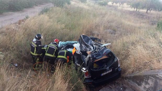 Los bomberos atienden a un coche accidentado en Ricla (Zaragoza) el pasado 13 de agosto