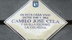 Placa a Camilo José Cela en la calle de Ríos Rosas