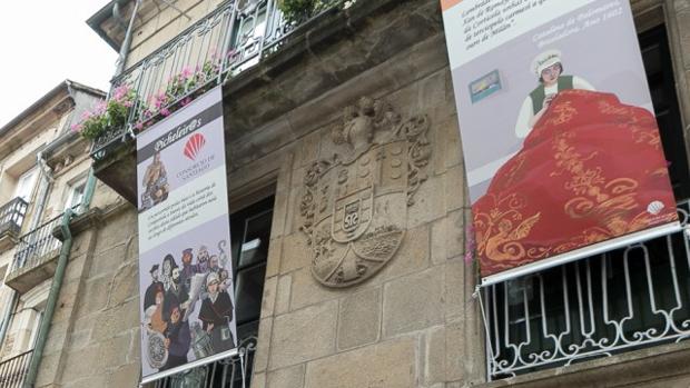 Cartelones colgando de los inmuebles junto a la Plaza de Cervantes