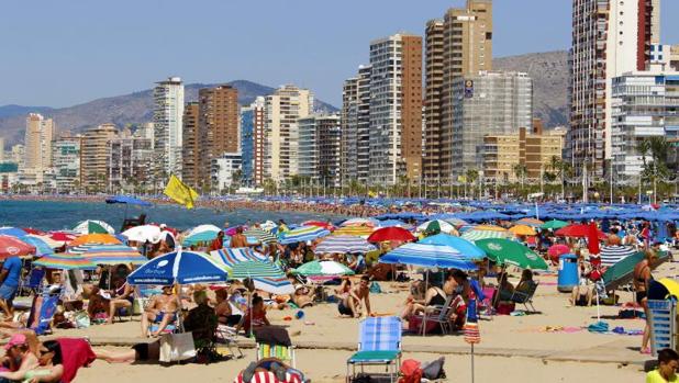 Playa de Levante en Benidorm lena de turistas.