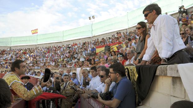 El diestro Enrique Ponce brinda a Raquel Sanz, viuda de Víctor Barrio, uno de los toros durante el homenaje al torero en la feria taurina de Cantalejo (Segovia)