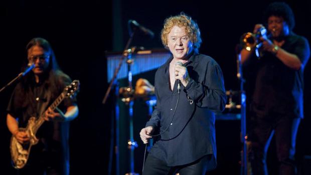 Mick Hucknall, cantante de Simply Red, anoche durante su actuación