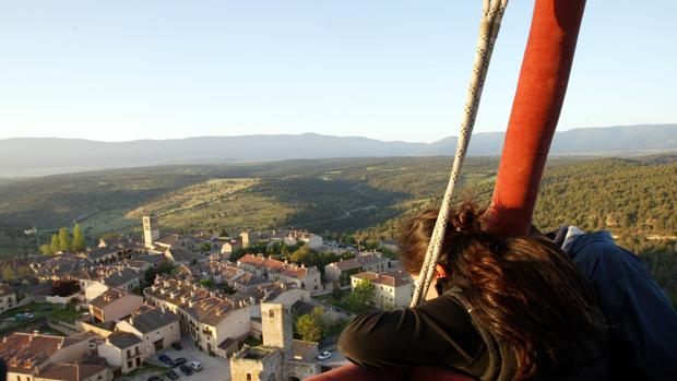 Viaje en globo a su paso por la ciudad segoviana de Pedraza