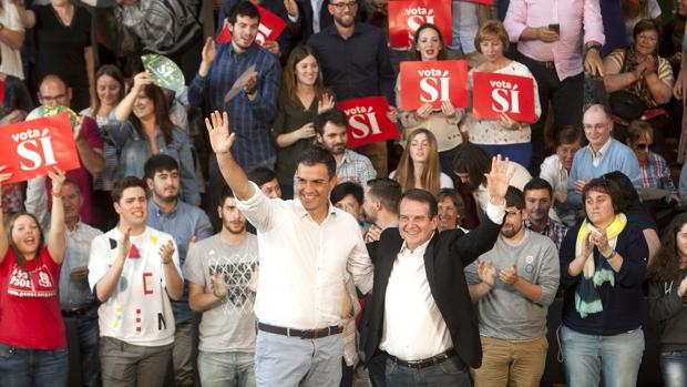 El secretario general del PSOE, Pedro Sánchez, junto a Abel Caballero, en un acto electoral
