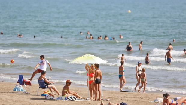 Imagen de archivo de bañistas en la playa de la Malvarrosa en Valencia