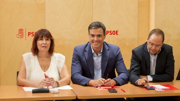 Micaela Navarro, Pedro Sánchez y César Luena en el Congreso