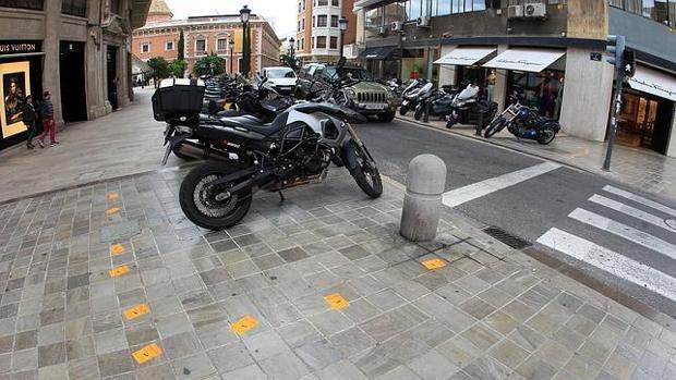 Imagen de varios avisos de la grua en una calle del centro de Valencia