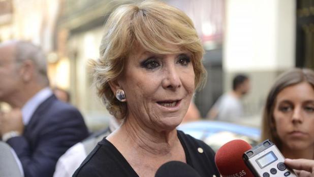 La portavoz del PP en el Ayuntamiento de Madrid, Esperanza Aguirre, en Lavapiés