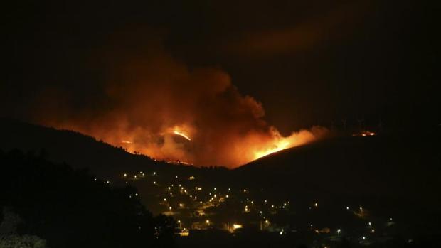 Panorámica del incendio forestal de Arbo (Pontevedra) el pasado 11 de agosto