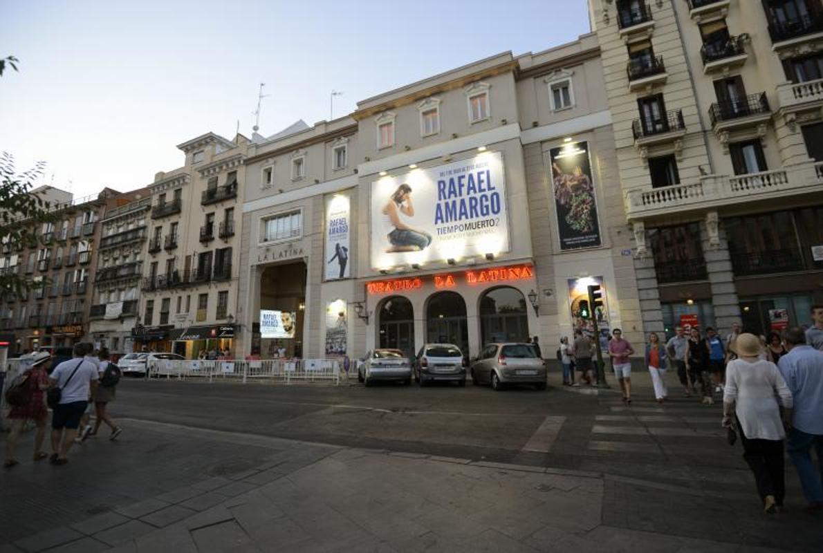 Un cartel de Rafael Amargo corona la fachada del Teatro La Latina