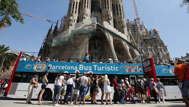 Un grupo de turistas frente a la Sagrada Familia