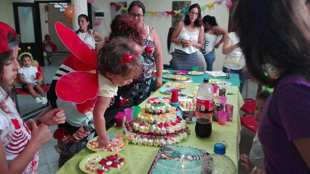 Imagen de una fiesta de disfraces durante el campamento realizado por la Fundación Padre Garralda Horizontes Abiertos