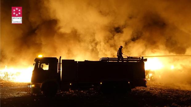 Imagen de uno de los camiones de bomberos delante del incendio en Cervera