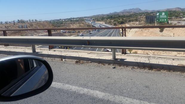 Imagen del accidente en la A7 a su paso por Elche (Alicante)