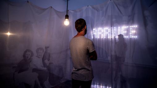 Imagen de un visitante en la exposición de Boltanski en el IVAM (Valencia)