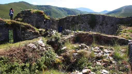 Restos del Castillo de Serracín, muy cerca de donde pasa esta ruta