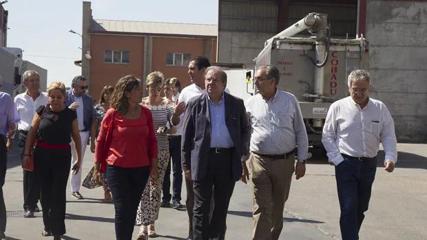 Herrera pasea por las instalaciones de una de las cooperativas de Castilla y León