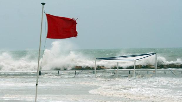 Bandera roja izada en la playa de Alicante durante el temporal del pasado agosto