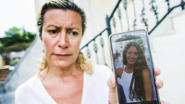 La madre de Diana Quer, con un móvil que muestra la foto de su hija