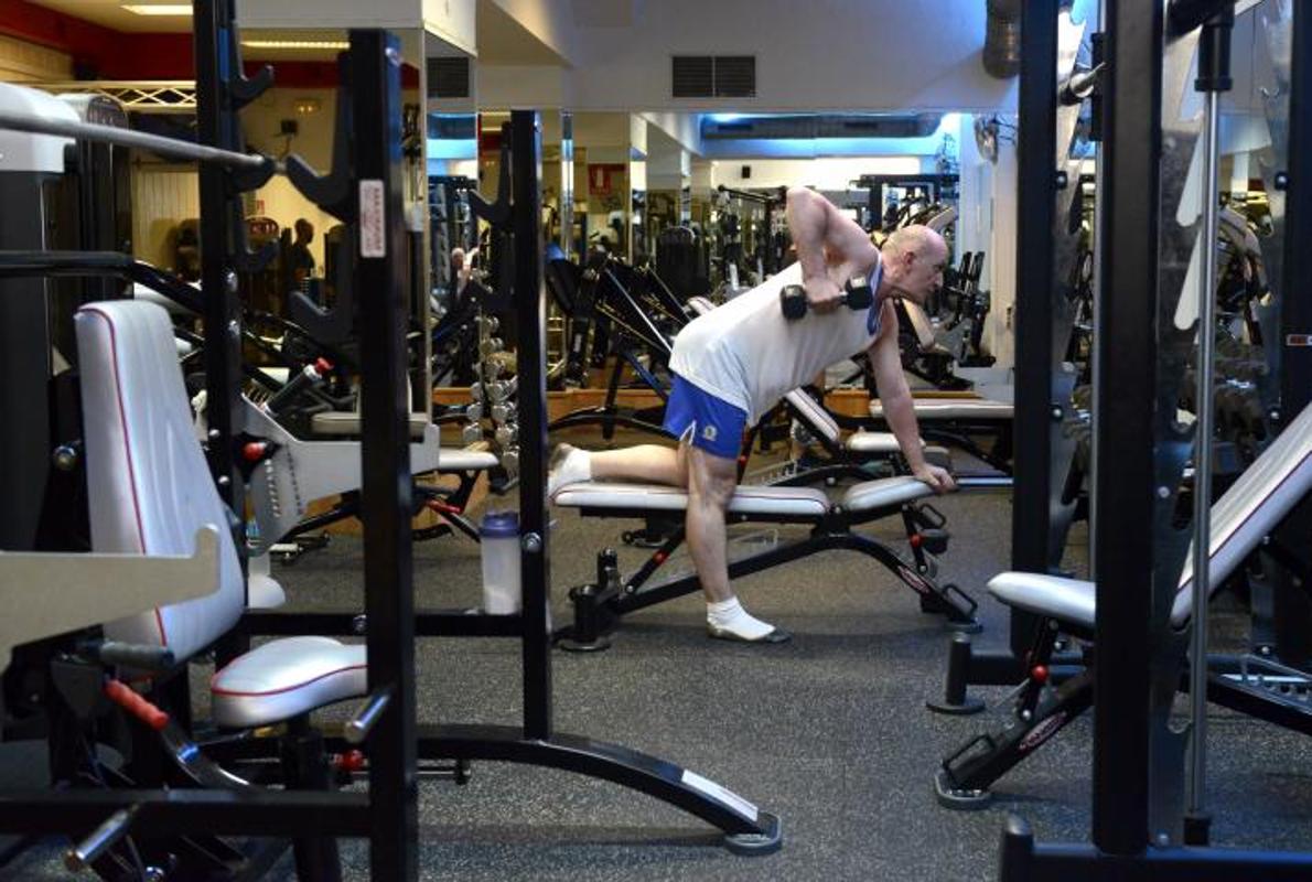 Un usuario extranjero, ayer, durante su entrenamiento en el gimnasio Opera Gym