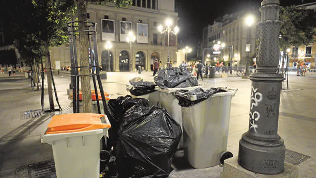 Montones de basura en la plaza de Ópera