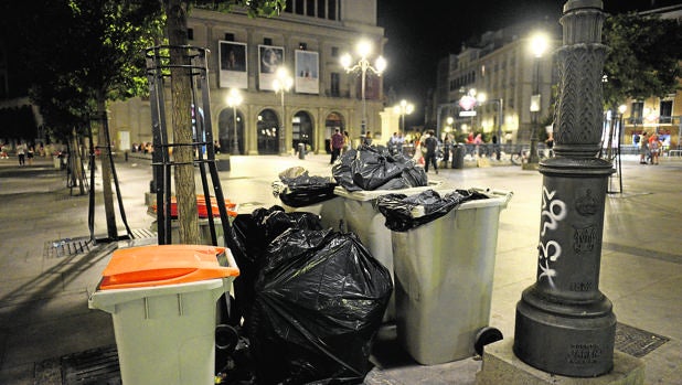 Montones de basura en la plaza de Ópera