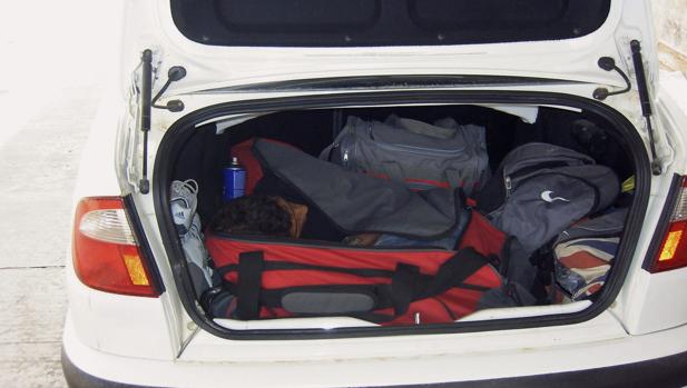 Un inmigrante encontrado el 3 de agosto en una bolsa de deportes de un maletero en Melilla